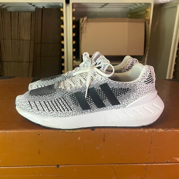 ADIDAS Men's Size 10.5 Originals Swift Run 22 Core Shock White Black Shoe GZ3507 - Picture 2 of 9